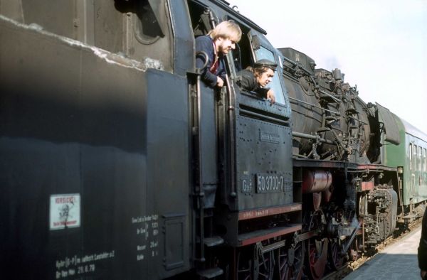 023. 1980-05. Halberstadt Bhf, Heizer und Lokführer von der 50 3700. Deutsche Reichsbahn ( DDR ).