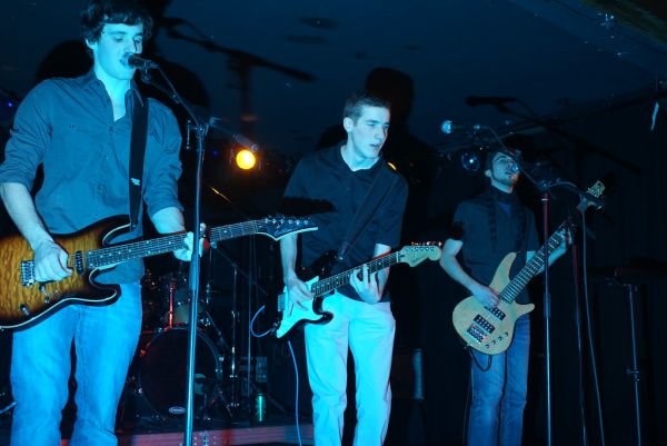 Zufall, Glück und Chaos on stage in blue