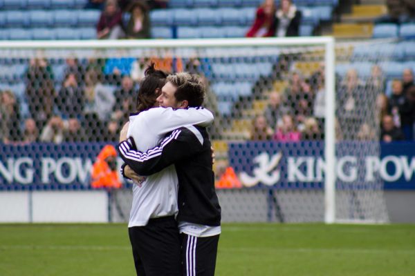 Harry Styles & Niall Horan hug