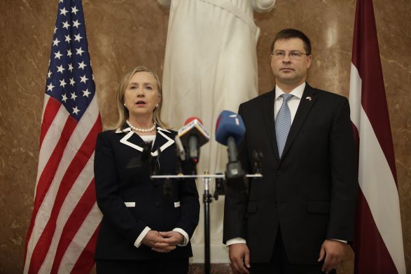 Ministru prezidents Valdis Dombrovskis tiekas ar ASV valsts sekretāri Hilariju Klintoni