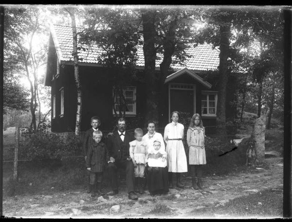 Olof Jonssons text: 'Edvard Persson, Ryketorpet 13 aug. 1916.' Enligt församlingsboken 1900-1917 så bestod familjen av J