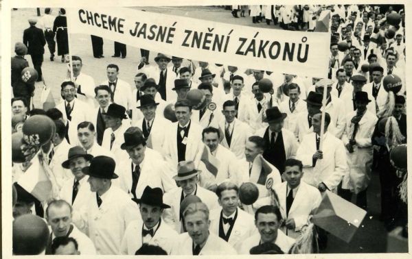 May Day procession, Zlin 1936. Chceme jasné znění zákonů Bata workers