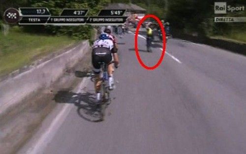 Giro d'Italia | Moto Rai Investe Volontario Della Protezione Civile - Ecco Il Momento Dell' Impatto