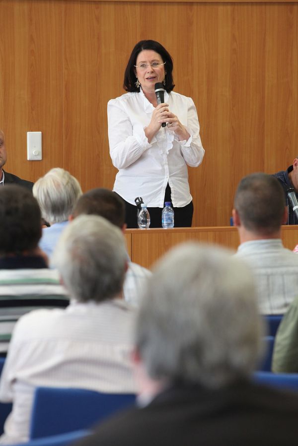 2013/08/12 Miroslava Němcová diskutuje v Karlových Varech