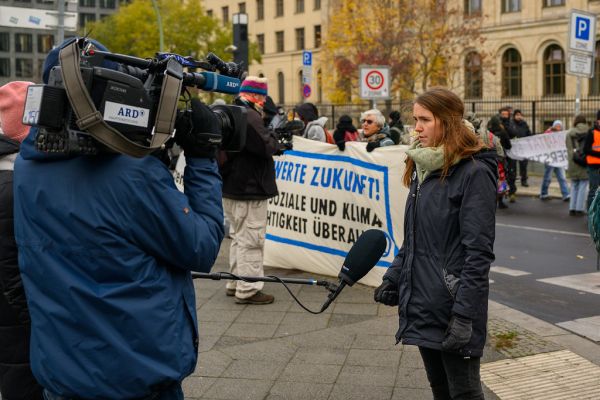 Amelie Meyer von Extinction Rebellion gibt bei einer Soliblockade für die Gefangenen der Letzten Generation der ARD ein 