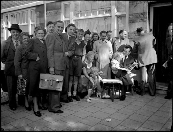 06-01-1950_07606 Toon Hermans op straat gezet