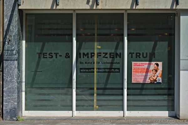 Wir impfen Sie täglich / We vaccinate you daily