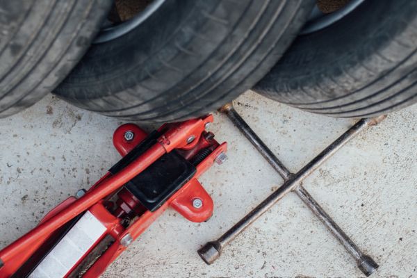 Wagenheber, Kreuzschlüssel und Autoreifen. Reifenwechsel