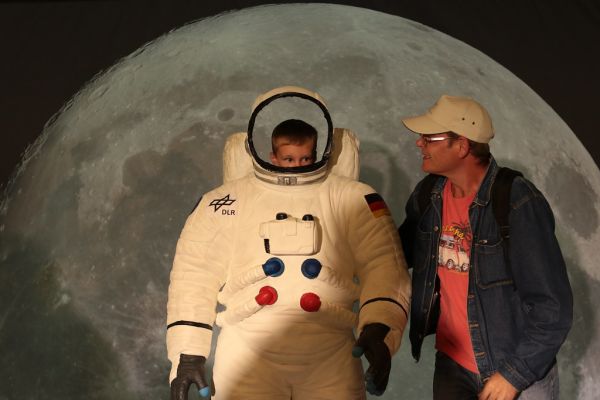 Einmal zum Mond fliegen... / Flying to the Moon