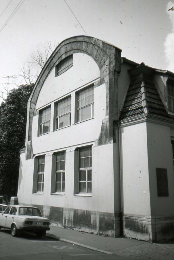 Weimar, Bauhaus - Kunstgewerbeschule Van-de-Velde Bau with Wartburg 353, DDR May 1990 ORWO UP15 Slide film