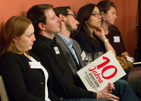 Gäste mit Infomappe '10 Jahre gegen AIDS - Wir bleiben dran!'