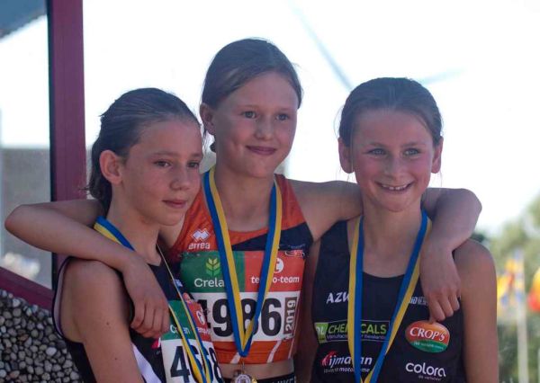 PKJE0555 podium 1000m met axana van steenbrugge en julie mulier