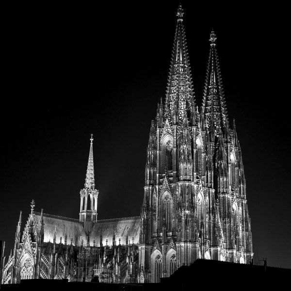 Kölner Dom ausm Hotelzimmer s/w