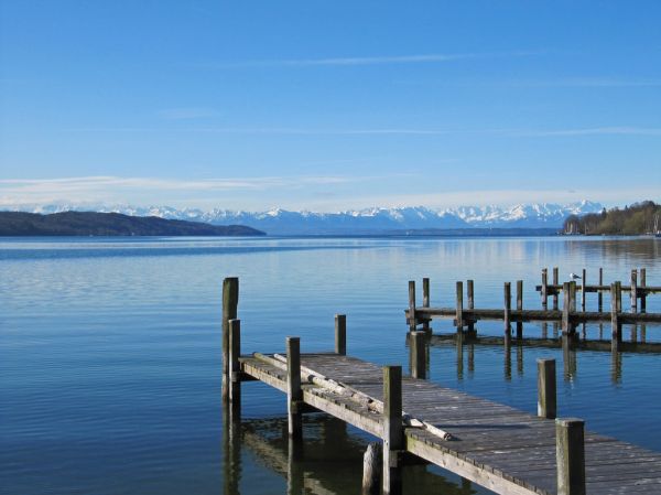 Starnberger-See-Panorama-Alpen-Zugspitze-Fruehling-Stege