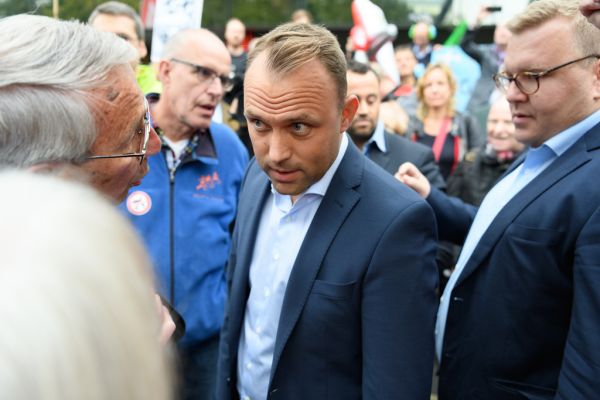 Sebastian Czaja (FDP) spricht mit Tegel-Gegnern