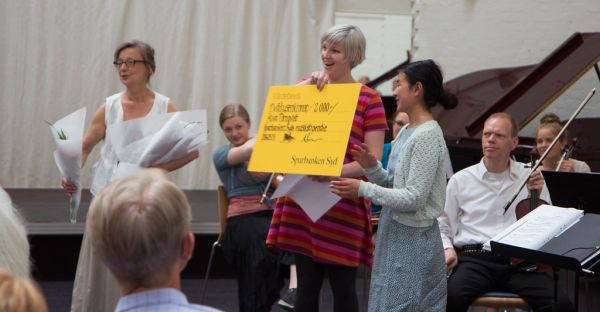 Sparbanken Syd i Simrishamn delar ut stipendier till talangfulla ungdomar