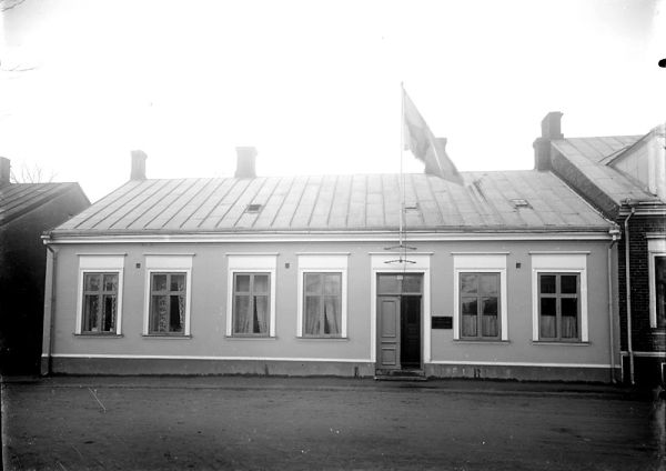 Valldammsgatan 9-13 omkring år 1930. Nummer 9 tillhörde urmakare Persson, nummer 11 H J Svensson, nummer 13 familjen Hol