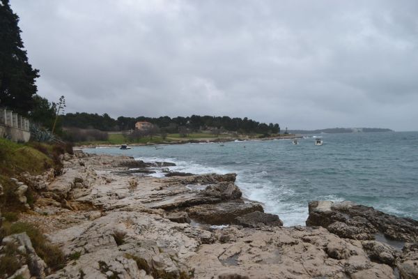 Tamna, oblačna plaža u Puli na Novoj godini (100D3100_9129)