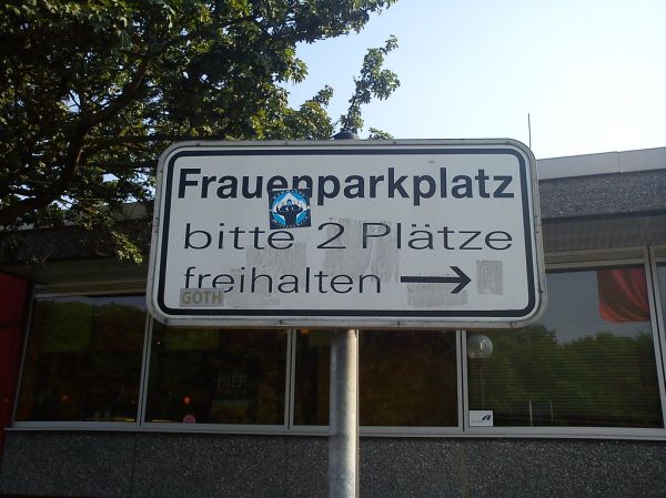 frauenparkplatz bitte 2 plätze freihalten schild autobahn versehen scherz komisch sexistisch feminismus kritik zufall ve
