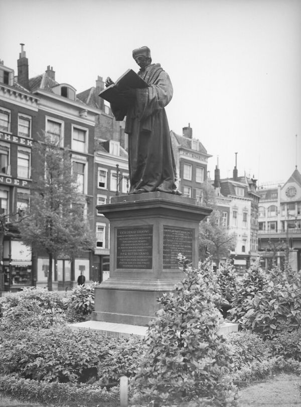 Rotterdam, Standbeeld Erasmus op de Grote Markt
