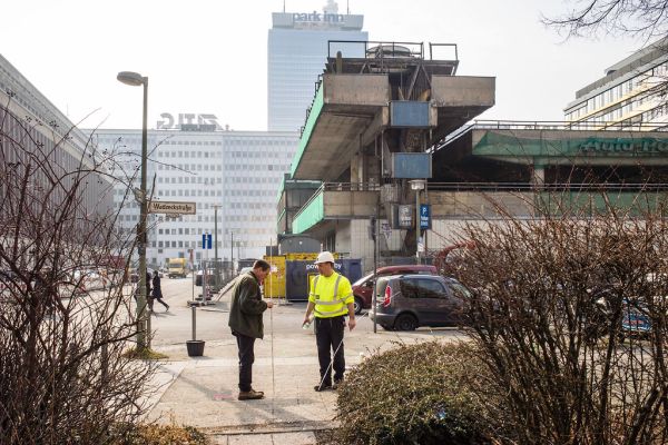 Construction worker in front of Parkhaus Keibelstraße during demolition