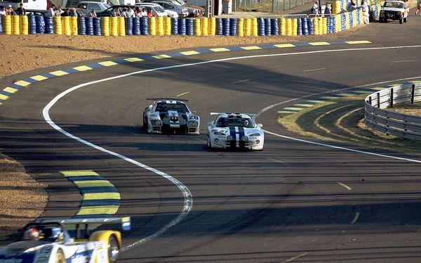 Riley & Scott Mk III - Wayne Taylor, Scott Sharp & Jim Pace leads Chrysler Viper GTS-R - Dominique Dupuy, Perry McCarthy