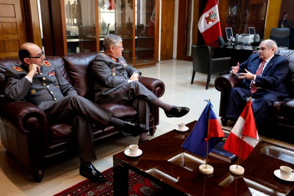 MINISTRO DE DEFENSA PEDRO CATERIANO SE REUNIÓ CON JEFE DE ESTADO MAYOR DE CHILE