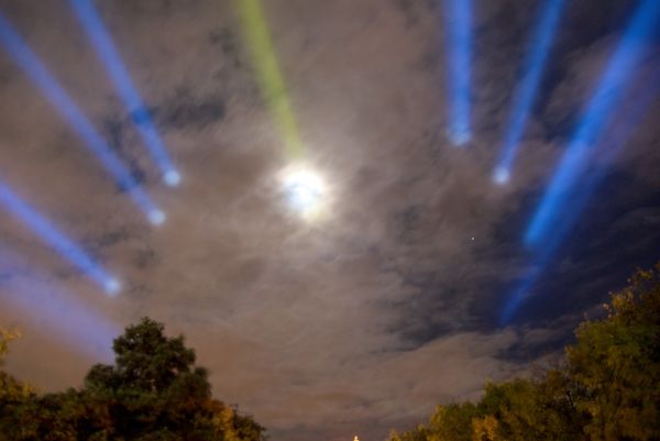 Himmel über der Mercedes-Benz-Welt am Salzufer