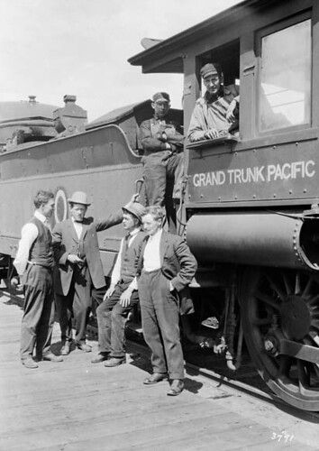 Trainmen and special train for Sir A. Conan Doyle to go to Mount Robson, Grand Trunk Pacific Railway / Un train spécial 