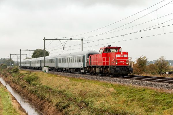 DBS 6464 met begeleidingsrijtuigen voor militair vervoer, Soest 14 oktober 2015