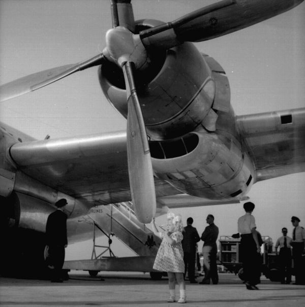 05-00_1950_07512 Stratocruiser op Schiphol