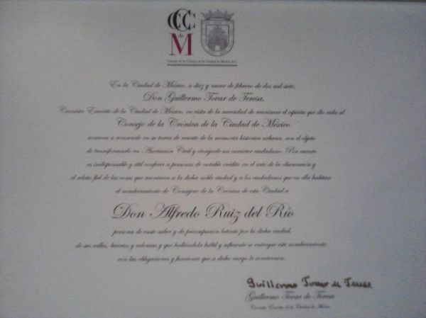 Reconocimiento de Consejo de la Cronica de la Ciudad de Mexico entregado por Guillermo Tovar de Teresa a Alfredo Ruiz de