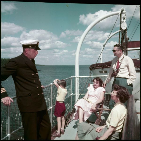 The Canadian Pacific Railway cruise ship Assiniboia leaves Port McNicoll on Georgian Bay for Port Arthur... / Le navire 