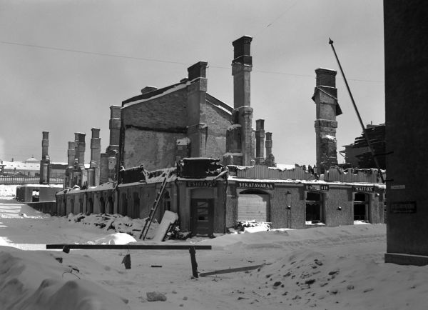 Talvisodan pommitusten tuhoja Tampereella Otavalankadun ja Tuomiokirkonkadun kulmassa vuonna 1940