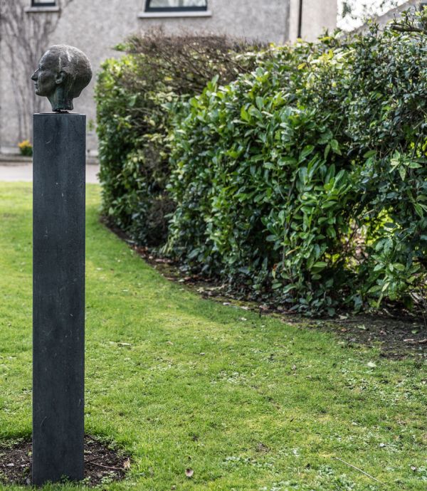 BUST OF DOROTHY WALKER BY OISIN KELLY [1954]-125479
