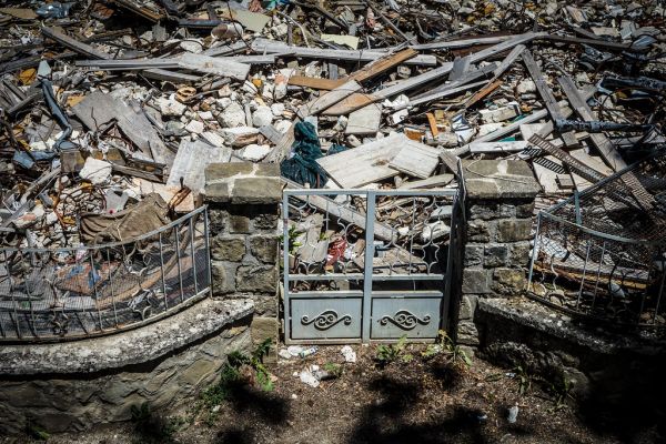 Amatrice 2019 Qui c'era una casa, una famiglia, delle persone, delle vite, degli amori. C'erano sorrisi, grida, risate e