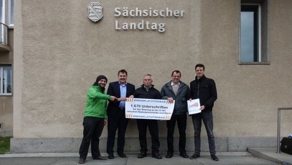 Petitionsübergabe für einen Radweg an der S 163 in der Sächsischen Schweiz