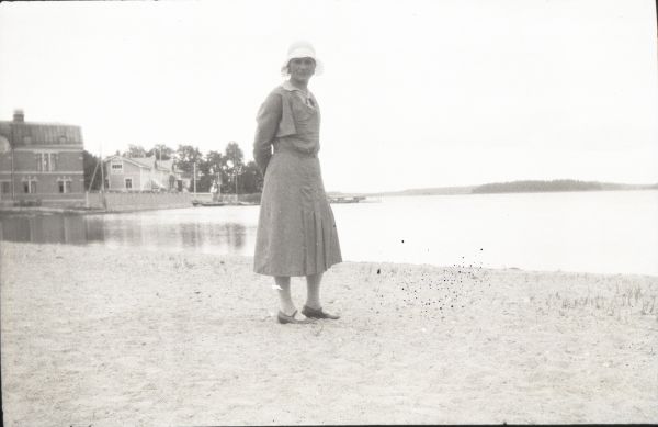 Kvinna på Stallörsparkens simstrand.