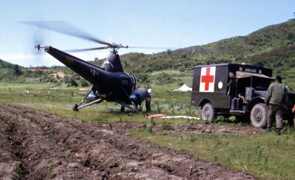 Helikopter ankommer NORMASH med to pasienter (1952)