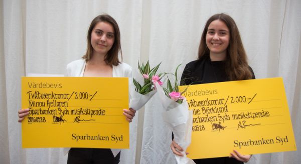 Sparbanken Syd i Simrishamn delar ut stipendier till talangfulla ungdomar