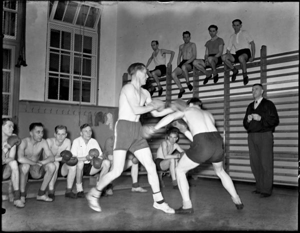 01-11-1950_07084A Boksen in de politie-sportschool