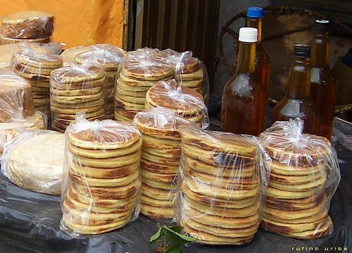 arepas de trigo y miel de abeja...también veo queso ahumado