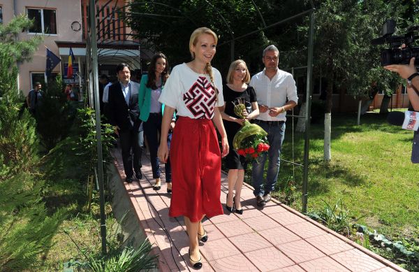 Victor Ponta, Daciana Sarbu, Gabriela Firea, Nicolae Banicioiu si Gabriela Szabo la Buftea 25.05 (5)