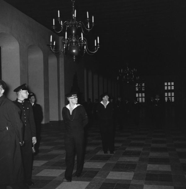 Smaldeel 1, met de bevelhebber der Zeestrijdkrachten (BDZ) vice admiraal H.H.L. Pröpper (1906-1995) a/b van het vlaggens