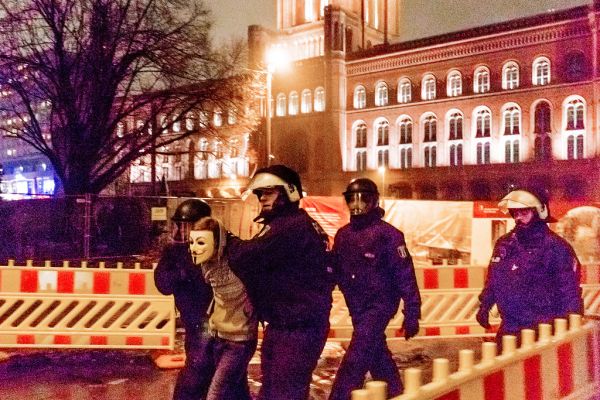 Berliner Polizei hat Anonymous verhaftet. #noBaergida