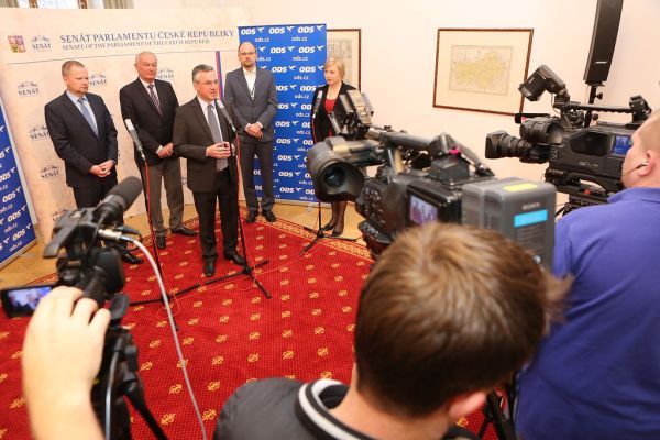 Petr Fiala, Přemysl Sobotka, Jan Zahradil a Richard Sulík na tiskové konferenci před veřejným slyšením k Petici pro koru