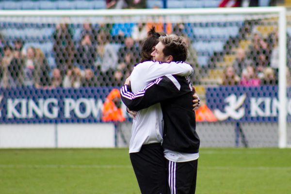 Harry Styles & Niall Horan hug
