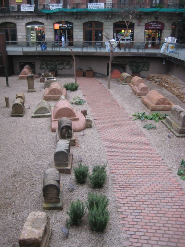 Via sepulcral en la Plaza Villa de Madrid (Barcelona)