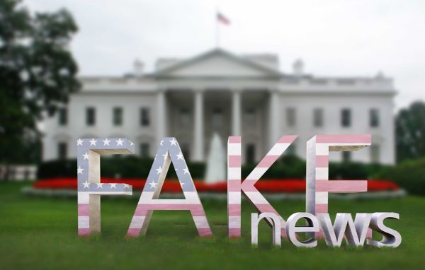 Trump im weißen Haus mit Fake News