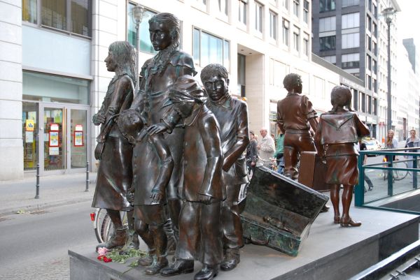 Ich hab noch einen Koffer in Berlin - I still have a suitcase in Berlin